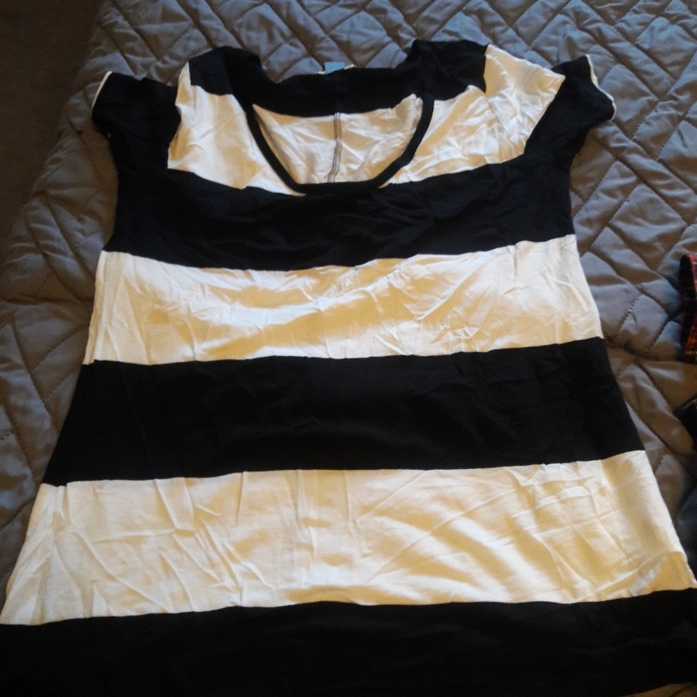 Old Navy short sleeve shirt *Great Bundle Item!*